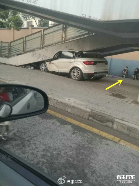 新手女司机提车上路,刚从4S店出来,车就撞报废