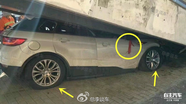 新手女司机提车上路,刚从4S店出来,车就撞报废