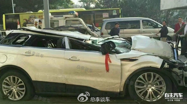 新手女司机提车上路,刚从4S店出来,车就撞报废