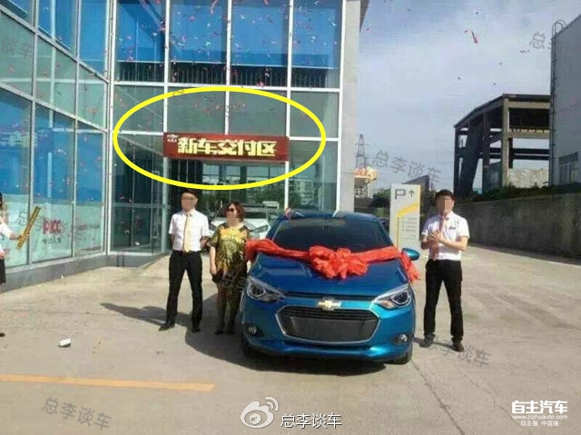 新手女司机提车上路,刚从4S店出来,车就撞报废