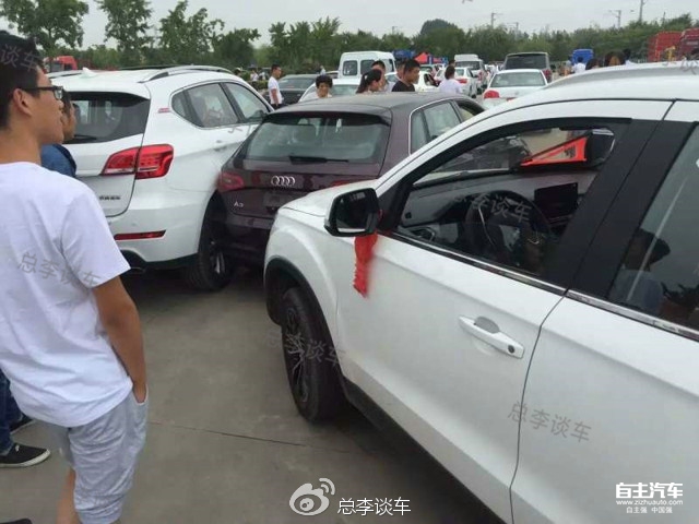 新手女司机提车上路,刚从4S店出来,车就撞报废