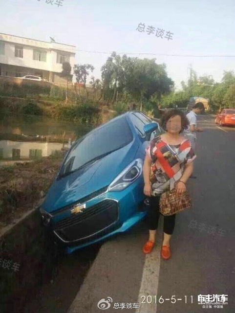 新手女司机提车上路,刚从4S店出来,车就撞报废