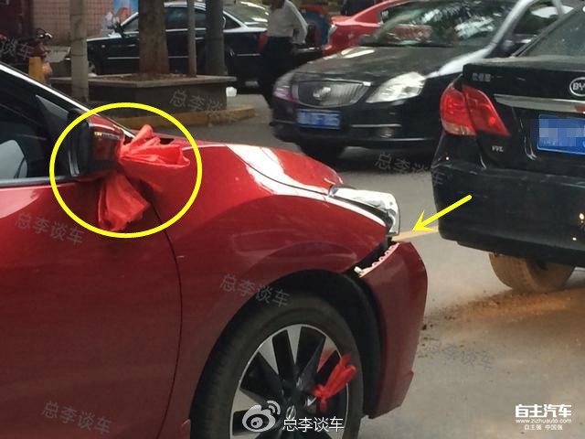 新手女司机提车上路,刚从4S店出来,车就撞报废