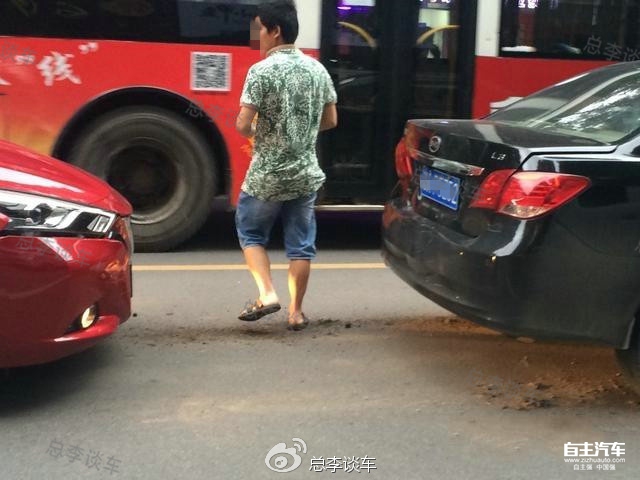 新手女司机提车上路,刚从4S店出来,车就撞报废